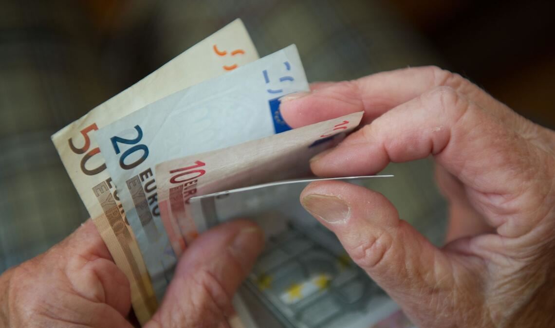Mit der vorgesehenen Erhöhung um 4,24 Prozent steigen die Renten wohl spürbar stärker als die Inflation. Zu Jahresbeginn hatten die Verbraucherpreise um 2,1 Prozent über dem Niveau des Vorjahresmonats gelegen.