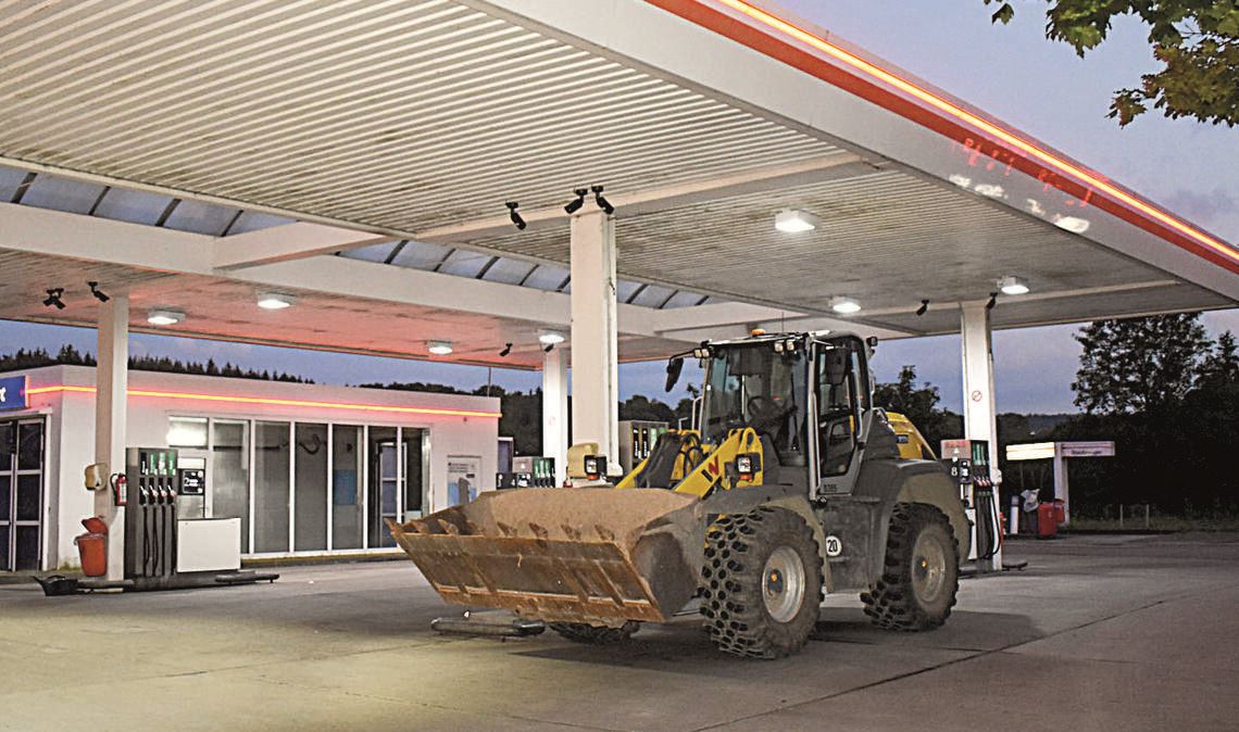 Mit diesem Radlader ist am 10. Juni 2023 ein Räuber zur Tankstelle gefahren, um sie zu überfallen. Er brauchte dringend Geld, um bei Drogendealern seine Schulden zu begleichen. Archivfoto: Myroshnichenko