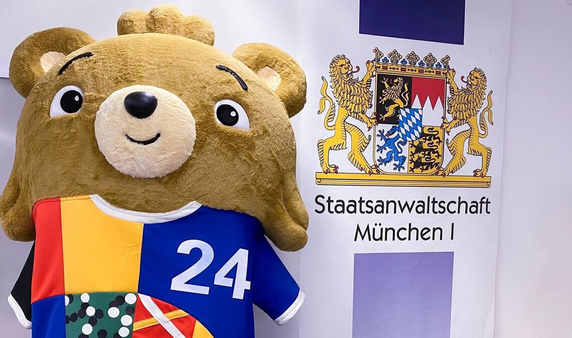 Mit diesem sehr echt aussehenden Kostüm hatte Wildhage alle Sicherheitskontrollen überwunden. (Archivbild)
