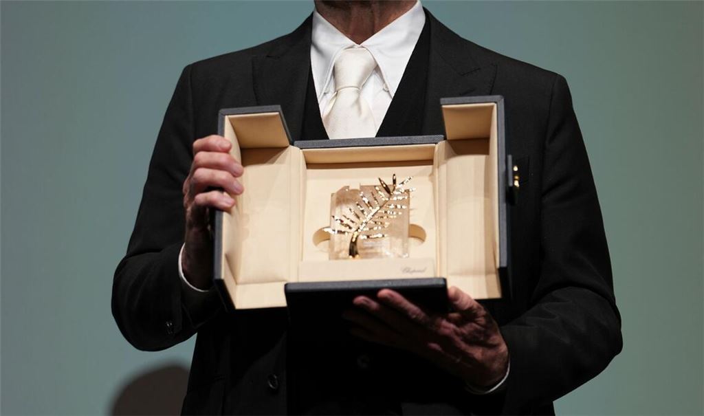Mit dieser Überraschung hatte John Travolta nicht gerechnet: Eine Ehrenpalme für sein Lebenswerk.