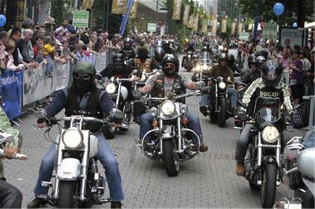 Mit dröhnenden Motoren beeindrucken die Harley-Davidson-Fahrer bei ihrem Korso durch die Fußgängerzone.  Foto: Tilo Keller