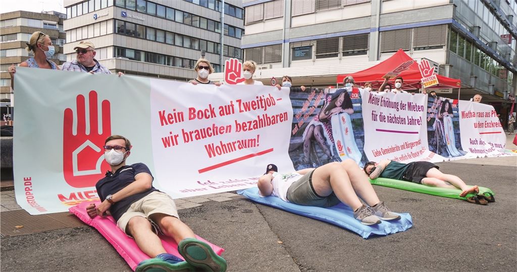 Mit einem 15 Meter langen Transparent haben Demonstranten am Samstag auf das Thema bezahlbare Mieten aufmerksam gemacht. Foto: Friedrich
