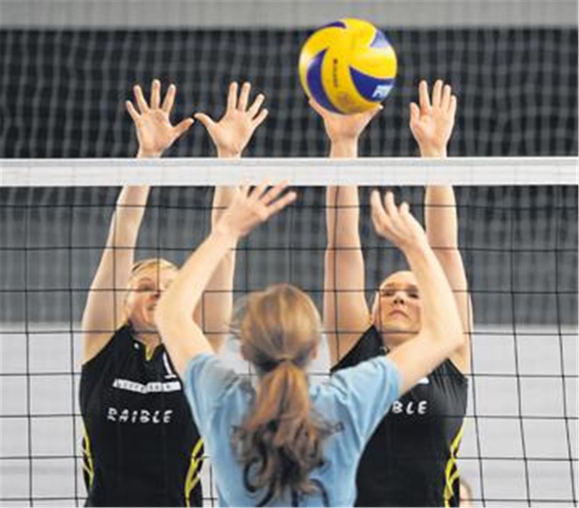 Mit einem 3:0 setzen sich die Frauen des TSV Ölbronn (schwarze Trikots) gegen den TV Lienzingen durch. Fotos: Fotomoment
