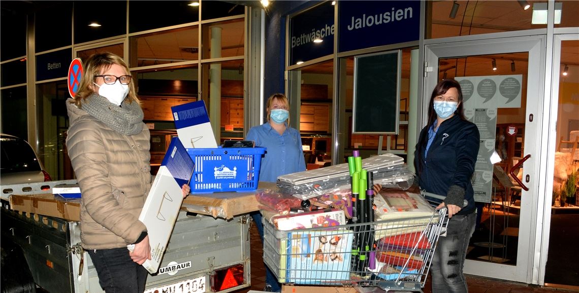 Mit einem Anhänger holt Britta Fraile Vàzquez (v.li.) bei Carina Martin und Tanja Petrich die gespendete Ware beim „Dänischen Bettenlager“ ab.Foto: Stahlfeld