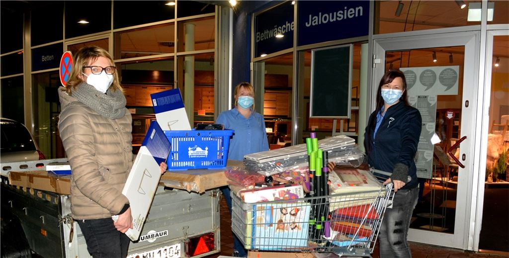 Mit einem Anhänger holt Britta Fraile Vàzquez (v.li.) bei Carina Martin und Tanja Petrich die gespendete Ware beim „Dänischen Bettenlager“ ab.Foto: Stahlfeld