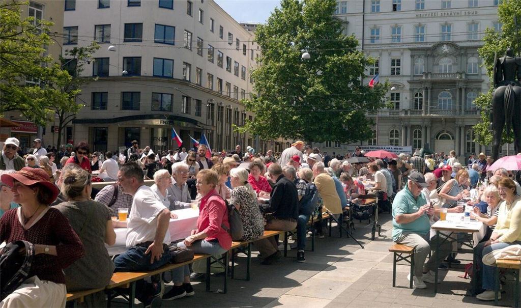 Mit einem Begegnungsfest an einem "langen Tisch", Volksmusik und Tanzaufführungen hat in Brünn (Brno) der 76. Sudetendeutsche Tag begonnen.