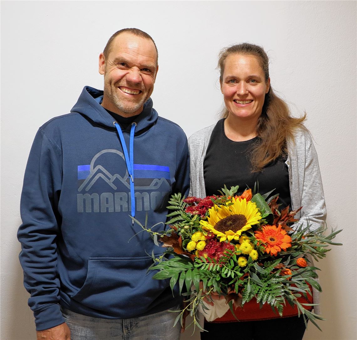Mit einem Blumenstrauß bedankte sich die Stadt Maulbronn bei Sandra und Heiko Eifried für ihren Erste-Hilfe-Einsatz am Tiefen See. Foto: Willimek