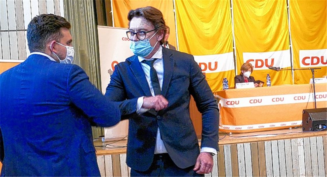Mit einem Corona-konformen Ellbogentouch gratuliert Andreas Sarow (re.) seinem Bezwinger Philipp Dörflinger. Foto: Roth