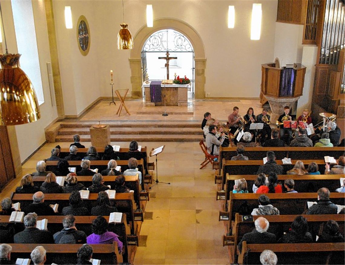 Mit einem Festgottesdienst wird der Wiedereinzug in die Andreaskirche gefeiert. Bild re: der Altar mit dem dahinter liegenden Ostfenster. Fotos: Stahlfeld