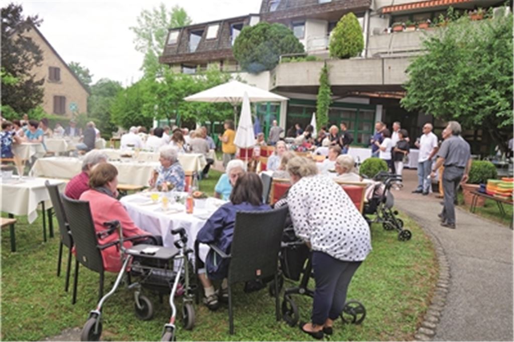 Mit einem Gartenfest hat das Seniorenzentrum St. Franziskus sein 40-jähriges Bestehen gefeiert. Fotos: Friedrich