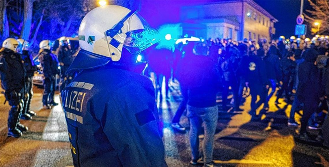 Feuerwerkskörper und kleine Scharmützel