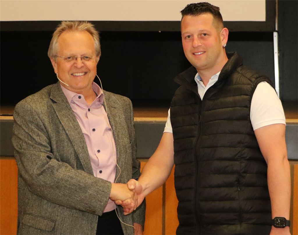 Mit einem Handschlag heißt Bürgermeister Werner Henle (li.) Benjamin Kolb offiziell als neues Mitglied des Gemeinderats willkommen. Foto: Willimek