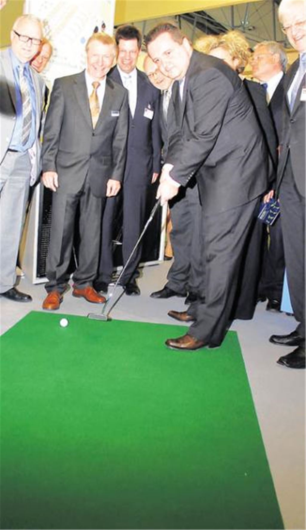 Mit einem High-Tech-Schläger versucht sich Stefan Mappus bei seinem Messerundgang im Golfabschlag. Im Vordergrund v.l.: Reiner Müller (WSP), Walter Zibold (Kramski), Julian Oswald (OB Freudenstadt), Landrat Karl Röckinger, Stefan Mappus und Schultes Bernd Kielburger. Foto: Kollros 
