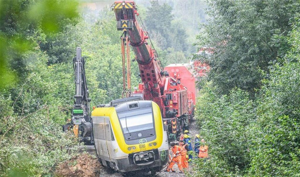 Mit einem Kran wurde an der Unfallstelle bei Riedlingen gearbeitet, an der am 28. Juli ein Regionalzug entgleist war.