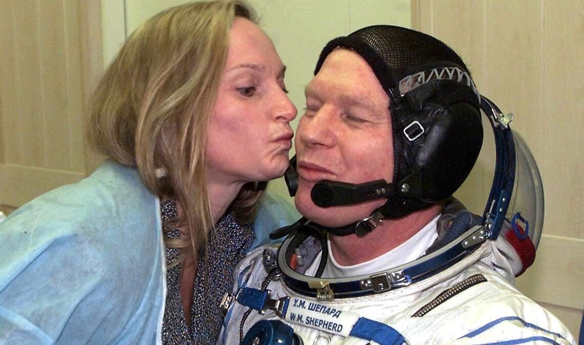 Mit einem Kuss auf die Wange verabschiedet sich Beth Shepherd vor dem Start von ihrem Mann, dem US-Astronauten Bill Shepherd, im Weltraumbahnhof Baikonur. (Archivbild)