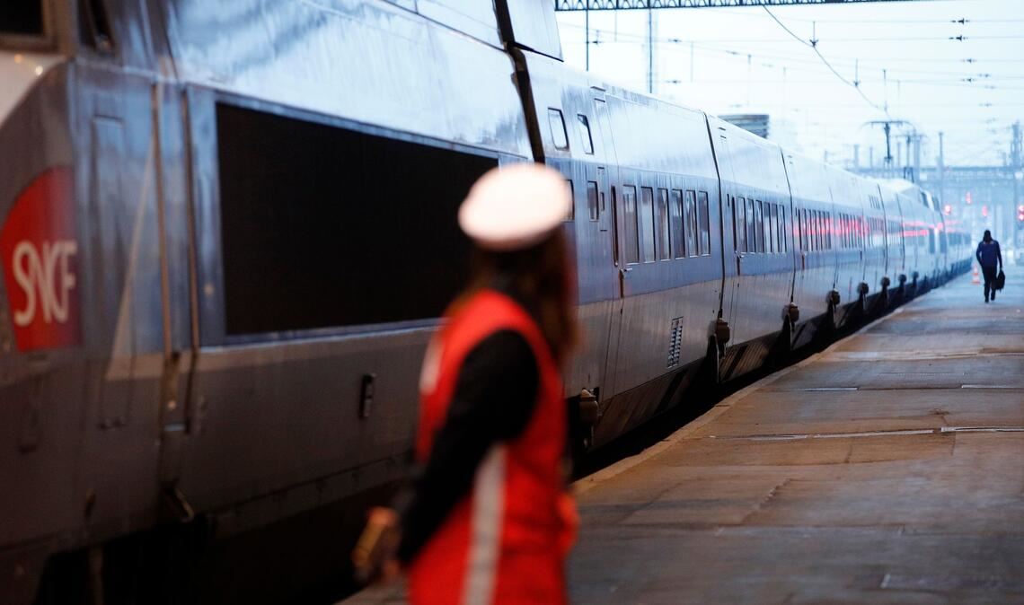 Mit einem Leitfaden mit Bekleidungs- und Schminktipps hat Frankreichs Bahn sich Ärger mit der Gewerkschaft eingehandelt. (Archivbild)
