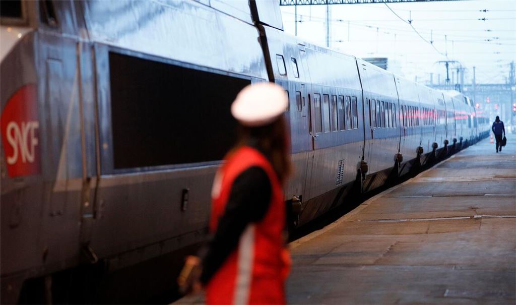 Mit einem Leitfaden mit Bekleidungs- und Schminktipps hat Frankreichs Bahn sich Ärger mit der Gewerkschaft eingehandelt. (Archivbild)