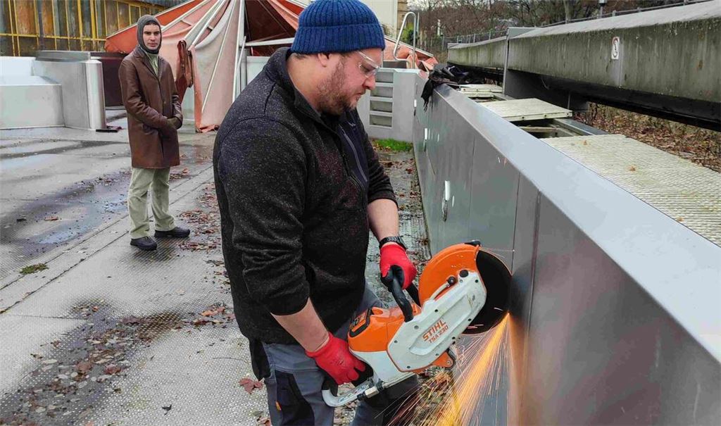 Mit einem Probeschnitt am Edelstahlbecken des Emma-Jaeger-Bads starten die Arbeiten für ein großes Kunstwerk der Ornamenta 2024. Foto: privat