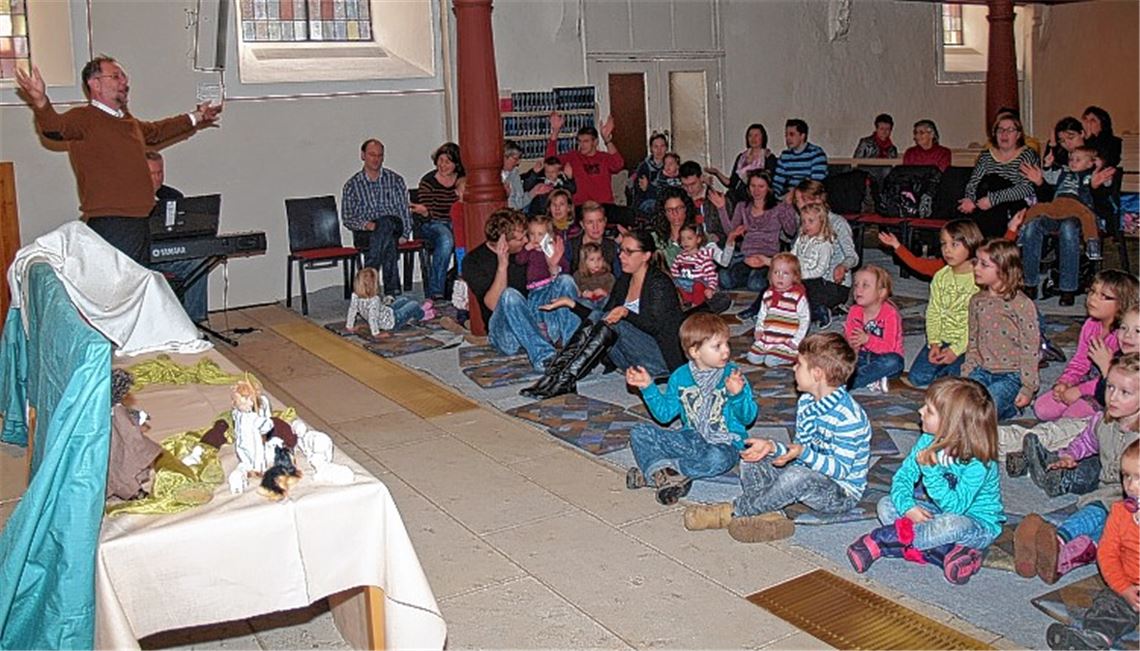 Mit einem Puppenspiel und Gesten macht Pfarrer Hans Veit schon die Jüngsten mit dem Gottesdienst vertraut.