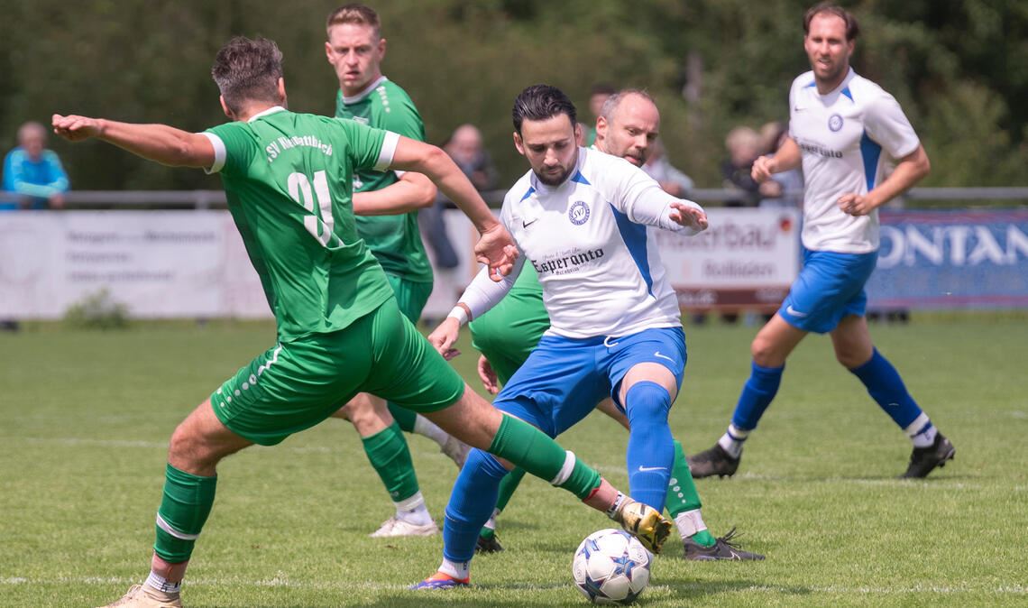 Mit einem Remis geht der SV Illingen (weiße Trikots) in die Pause. Foto: Fotomoment