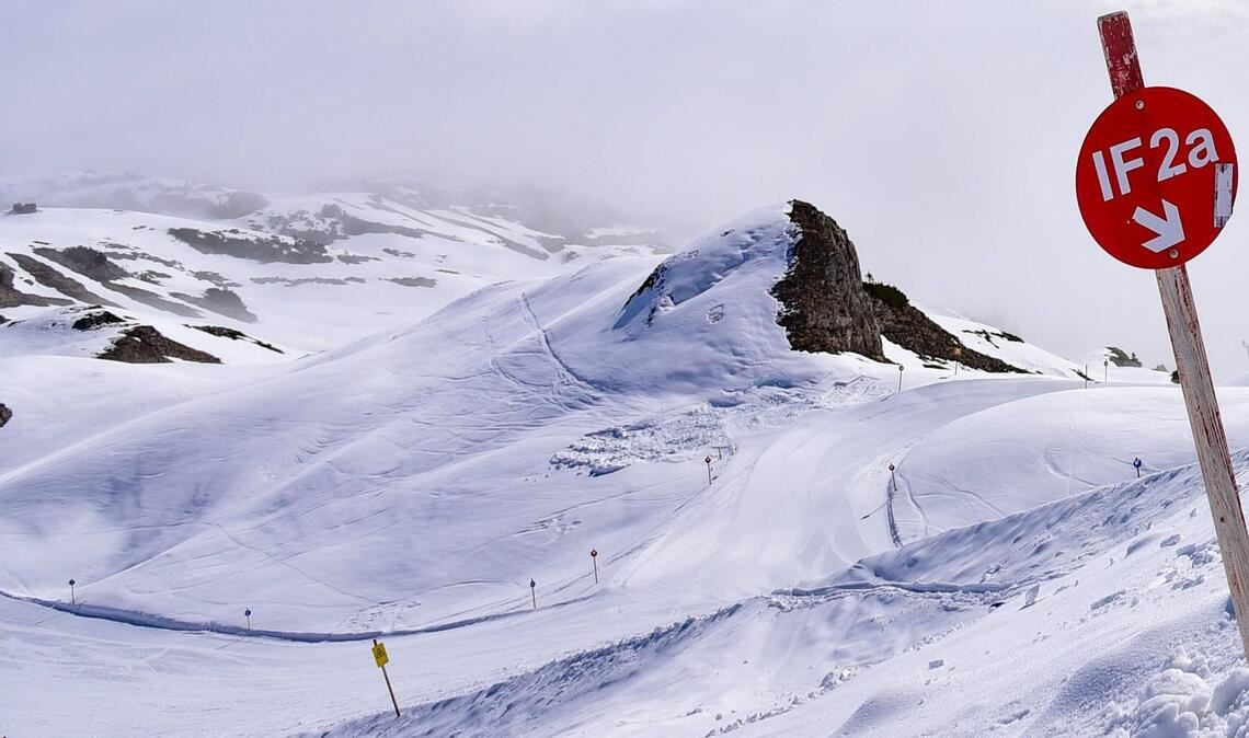 Mit einem Schlauchboot sind fünf junge Männer eine rote Piste hinabgefahren – vier davon wurden verletzt (Symbolbild).