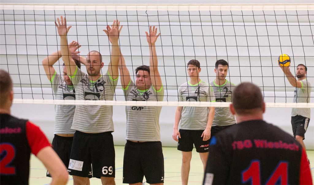 Mit einem Sieg gegen die TSG Wiesloch verabschiedet sich der TSV Ötisheim nach nur einem Jahr aus der Volleyball-Landesliga. Fotos: Fotomoment