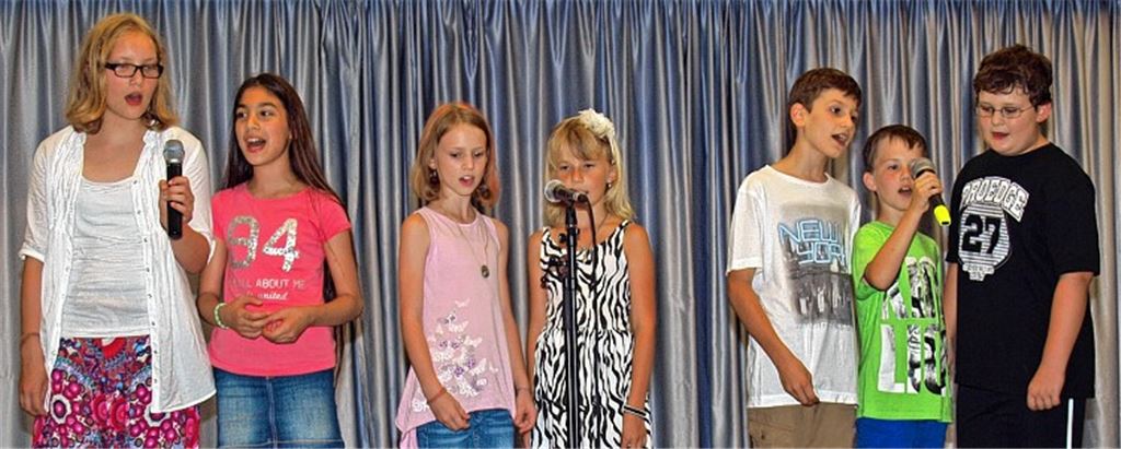 Mit einem Song auf ihre alte Schule verabschieden sich die Schulabgänger.