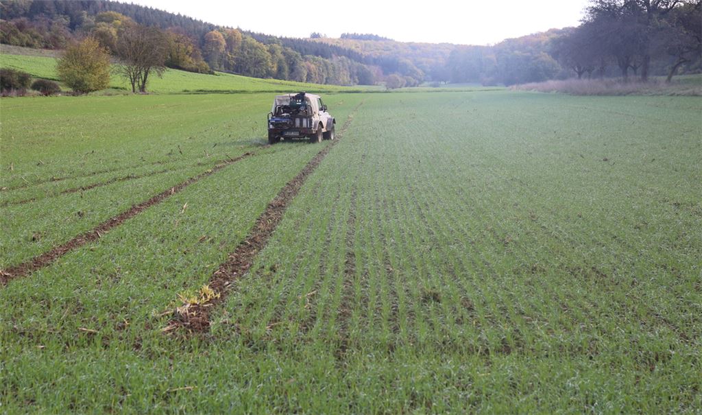 Mit einem Spezialfahrzeug werden auf einem Acker in Königsbach-Stein Bodenproben entnommen, um die Nitratwerte zu untersuchen.Foto: Gezener