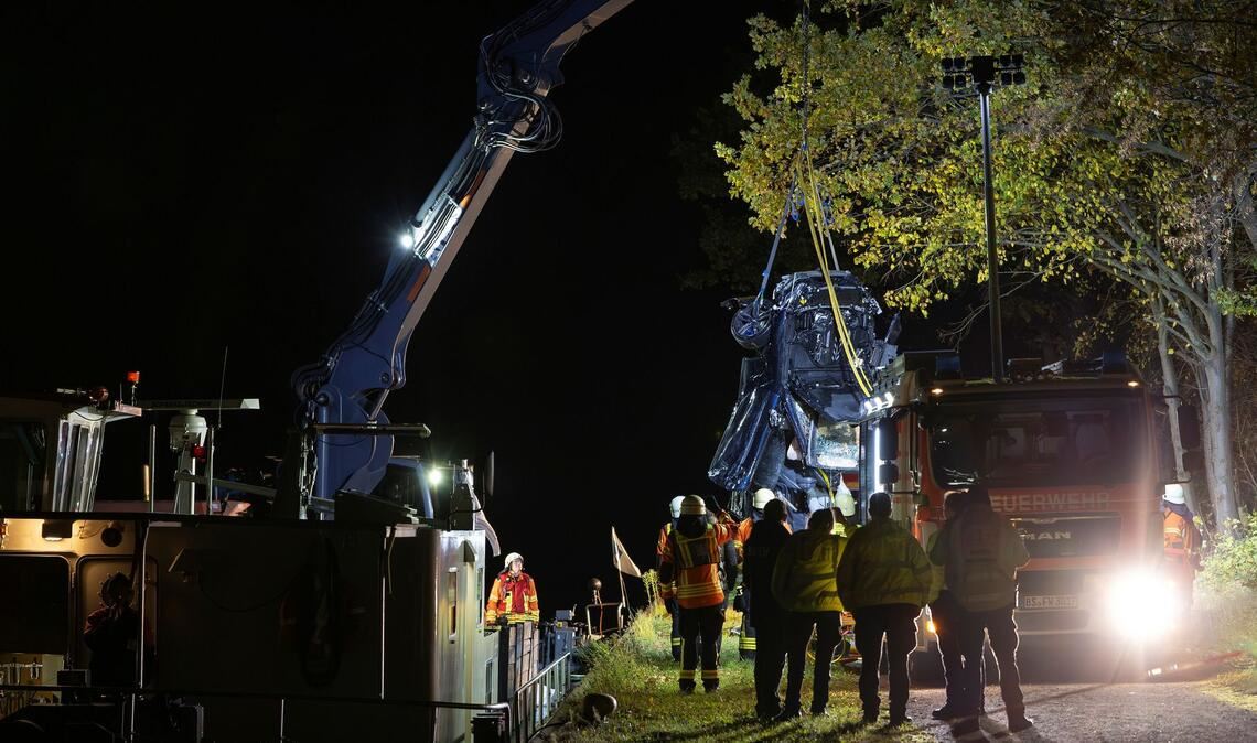 Unfall mit drei Toten im Kanal – Polizei untersucht Leichen Mit einem Spezialfahrzeug wurde das Wrack am späten Samstagabend aus dem Kanal geborgen.