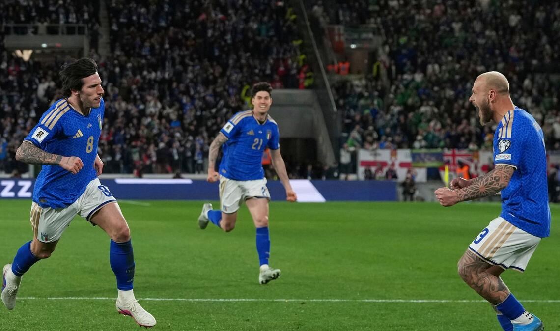 Mit einem Tor und einer Vorlage ist Sandro Tonali (l) der Mann des Abends für Italien gegen Nordirland.