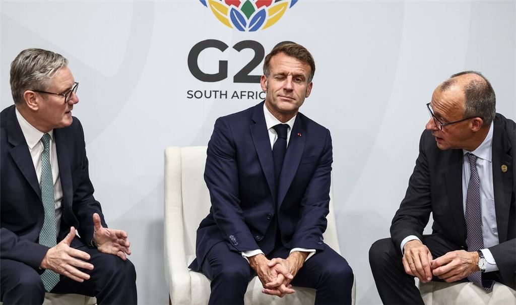Mit einem Zwinkern - Starmer, Macron und Merz im Gespräch beim G20-Gipfel in Johannesburg