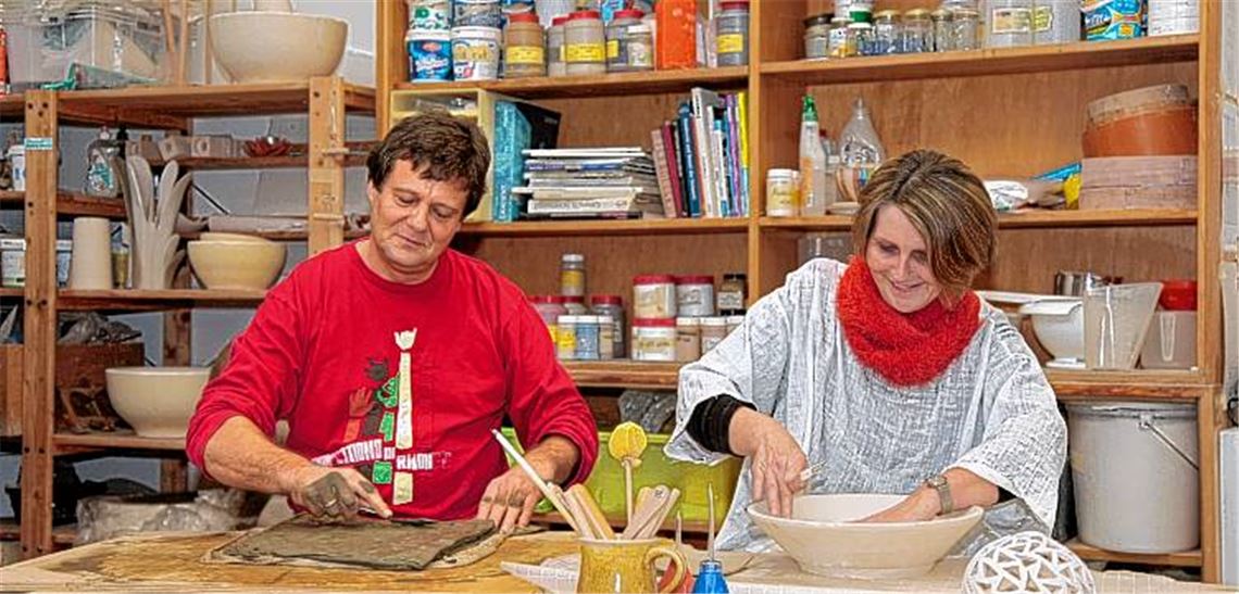 Mit einem breiten Kursprogramm – von kreativ bis informativ – spricht die Vhs Mühlacker die Menschen an. Sie übernimmt aber auch zahlreiche Sonderaufgaben, etwa die Organisation des Kunsthandwerkermarkts oder der Theatergastspiele im Mühlehof. 