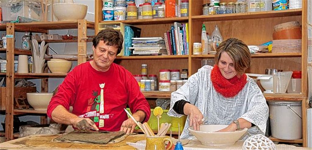 Mit einem breiten Kursprogramm – von kreativ bis informativ – spricht die Vhs Mühlacker die Menschen an. Sie übernimmt aber auch zahlreiche Sonderaufgaben, etwa die Organisation des Kunsthandwerkermarkts oder der Theatergastspiele im Mühlehof. 