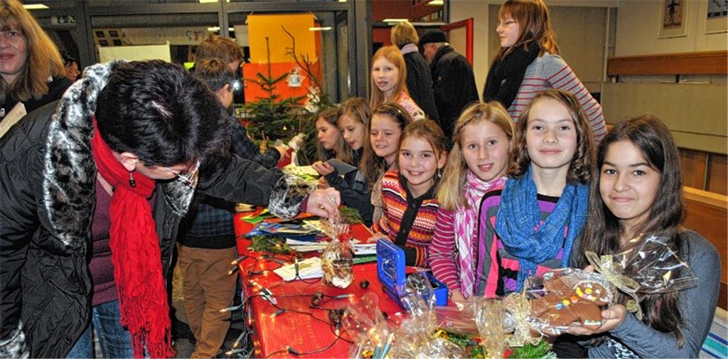 Mit einem bunten Angebot wartet der Weihnachtsbasar des THG auf. Bei den jüngeren Schülern stehen vor allem Bastelarbeiten und Backwaren hoch im Kurs.