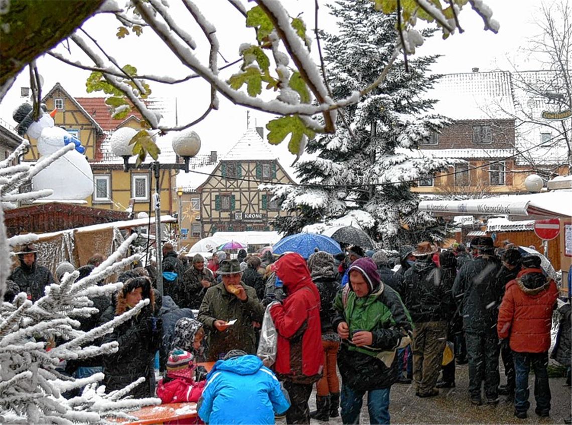 Mit einem großen Angebot und einer winterlich-heimeligen Atmosphäre punktet der Sternenfelser Weihnachtsmarkt. Musik sorgt für Stimmung, hier die Chöre der Harmonie Diefenbach.