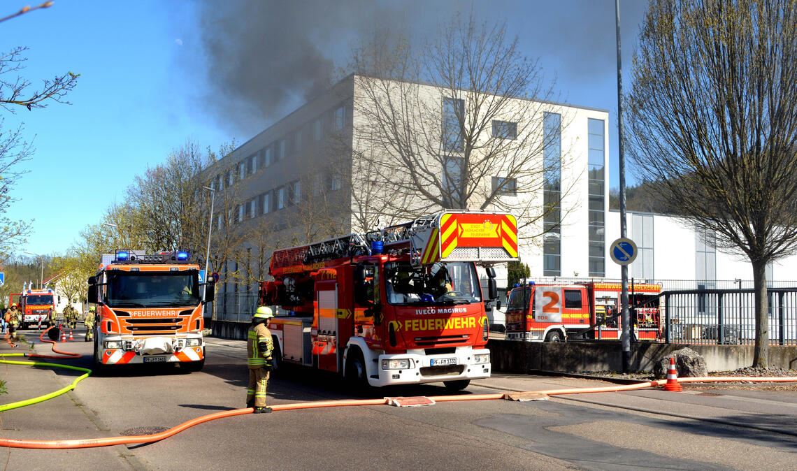 Mit einem großen Aufgebot ist die Feuerwehr in Lomersheim im Einsatz. Fotos: Stahlfeld