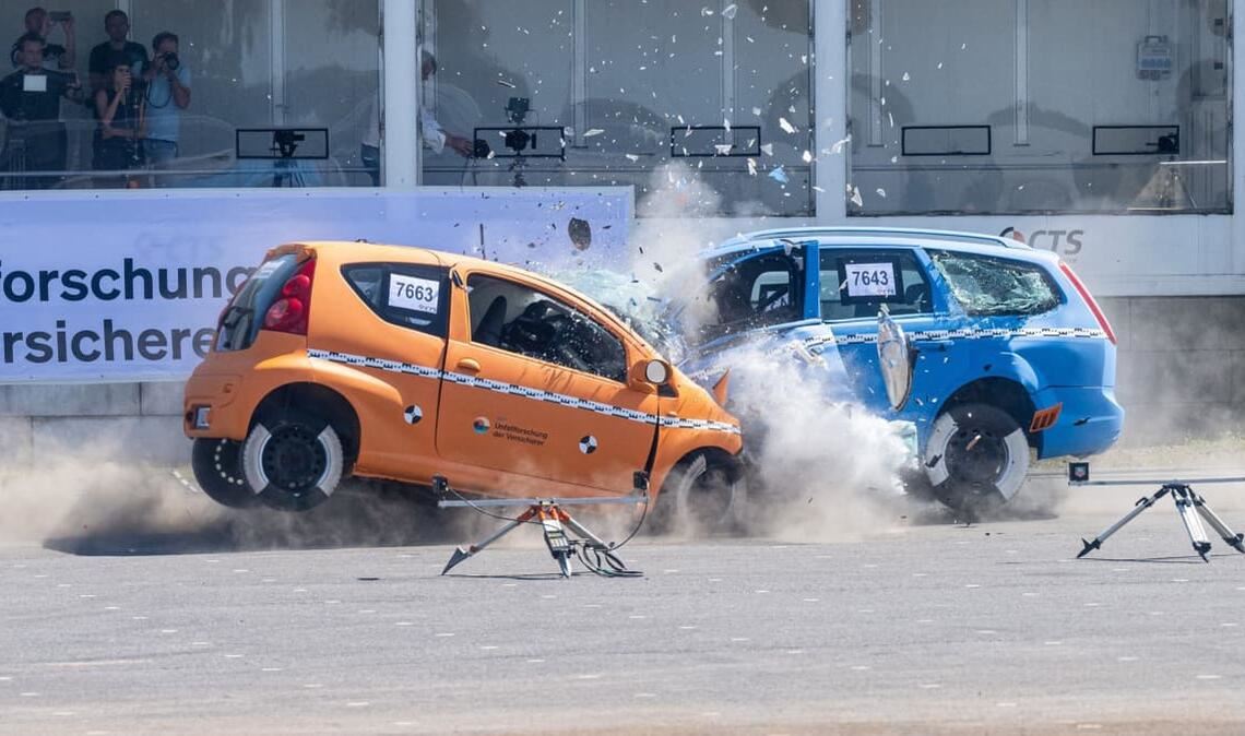 Mit einem lauten Knall prallen die beiden Autos aufeinander, das Glas der Frontscheiben verteilt sich in Tausenden von Teilen an der Unfallstelle, Lack splittert. Wer hier auf dem Fahrersitz gesessen hat, der hatte keine Chance. So kann ein Unfall ausgehen, der passiert, wenn ein Geisterfahrer auf der Autobahn mit seinem Fahrzeug gegen ein entgegenkommendes Fahrzeug prallt.