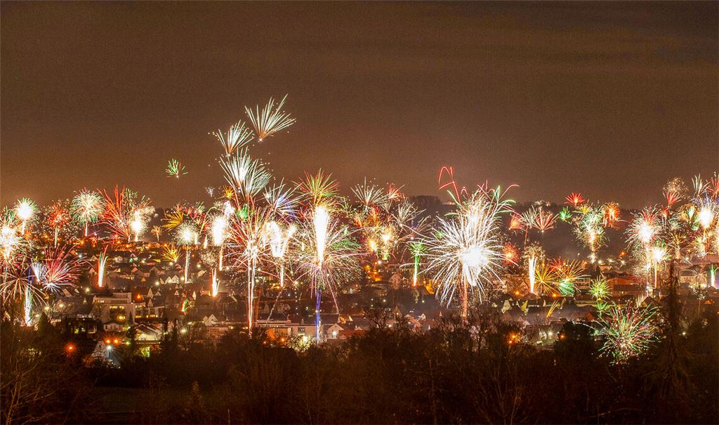 Mit einem prächtigen Feuerwerk begrüßt Mühlacker das neue Jahr 2023. Foto: Fotomoment