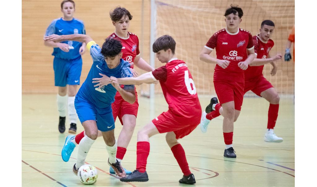 Mit einem sehenswerten Solo startet Ötisheims B-Jugendspieler Yusuf Erbac im blauen Trikot vorne links durch und erzielt gegen Heidelsheim das 1:0. Allerdings verliert der TSV Ötisheim dann noch deutlich mit 1:4. Foto: Fotomoment