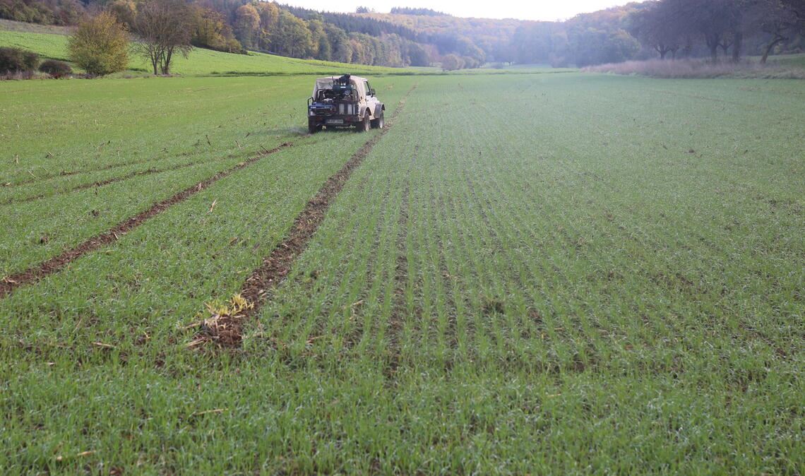 Mit einem speziell ausgerüsteten Geländewagen werden die Felder in den Wasserschutzgebieten befahren, um an verschiedenen Stellen Bodenproben für eine Analyse im Labor zu entnehmen. Fotos: Archiv/Enzkreis