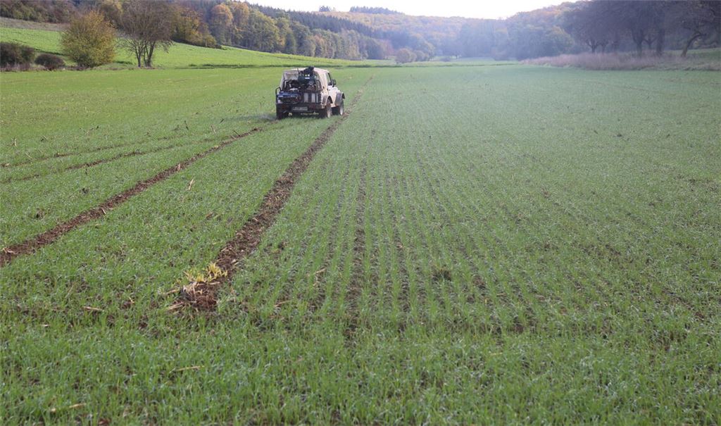 Mit einem speziell ausgerüsteten Geländewagen werden die Felder in den Wasserschutzgebieten befahren, um an verschiedenen Stellen Bodenproben für eine Analyse im Labor zu entnehmen. Fotos: Archiv/Enzkreis
