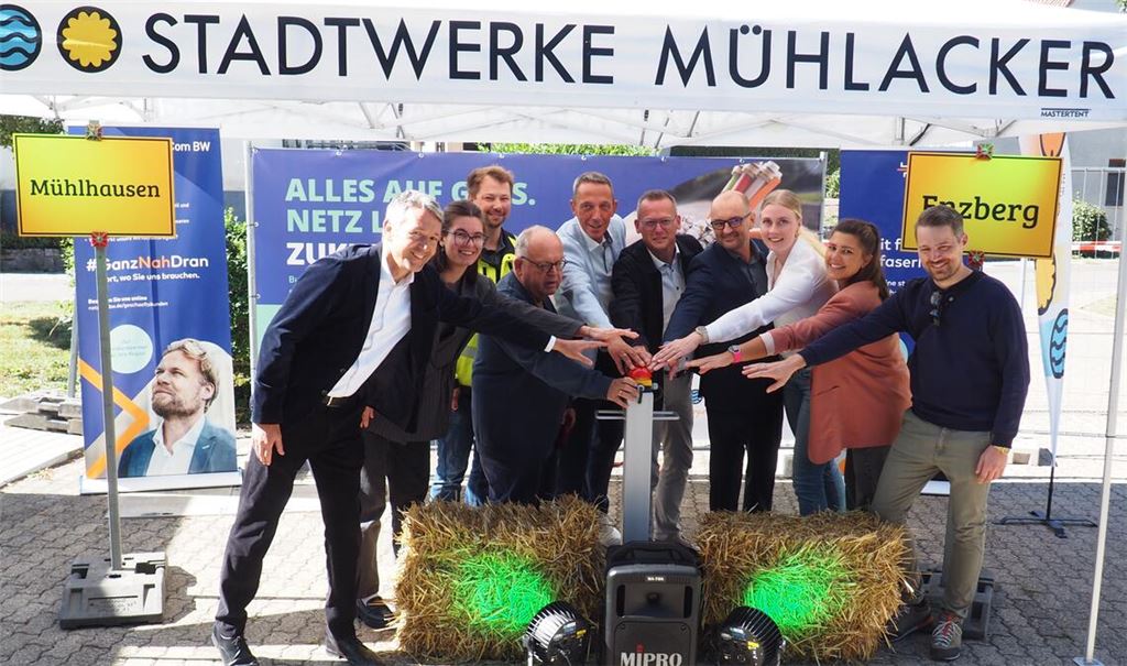 Mit einem symbolischen Buzzer-Druck geben Stadt, Stadtwerke und Projektpartner das neue Glasfasernetz frei – darunter (4. und 5. v.re.) Stadtwerke-Geschäftsführer Roland Jans und Mühlackers Oberbürgermeister Stephan Retter. Foto: Müller