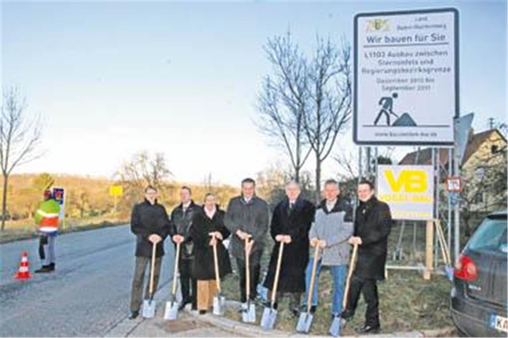 Mit einem symbolischen Spatenstich beginnt der Ausbau der Landesstraße 1103 zwischen Sternenfels und Leonbronn noch in diesem Jahr. Die schweren Baumaschinen werden aber frühestens Mitte Januar anrollen. 
Foto: Goertz