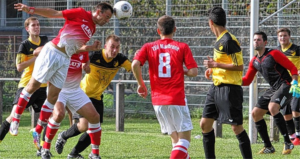 Mit einem wuchtigen Kopfball erzielt Adrian Kienle nach einer halben Stunde das 0:1, Lienzingens ansonsten glänzend haltender Torhüter Manuel Bergtold (2.v.re) ist in dieser Szene machtlos.