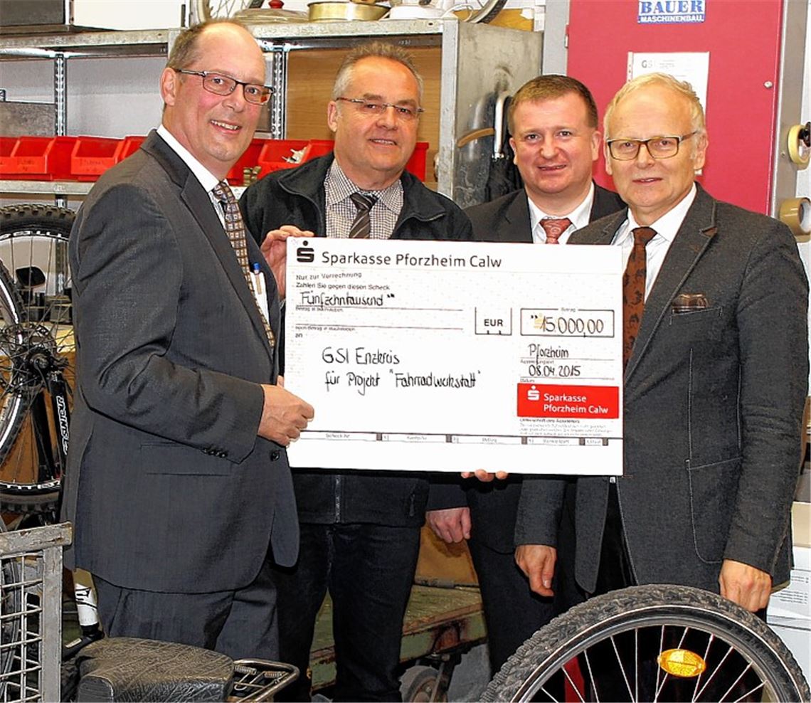 Mit einer 15000-Euro-Spende hilft die Sparkasse Pforzheim Calw der Gemeinnützigen Service- und Integrationsgesellschaft GSI in Mühlacker, ihre sozialen Bemühungen mit einer Fahrrad-Werkstatt weiter auszubauen. Auf dem Foto: Sparkassendirektor Stephan Scholl (v.li.), GSI-Geschäftsführer Gerd Schulz, Marktdirektor Gerd Owczarek (Sparkasse) und Landrat Karl Röckinger.