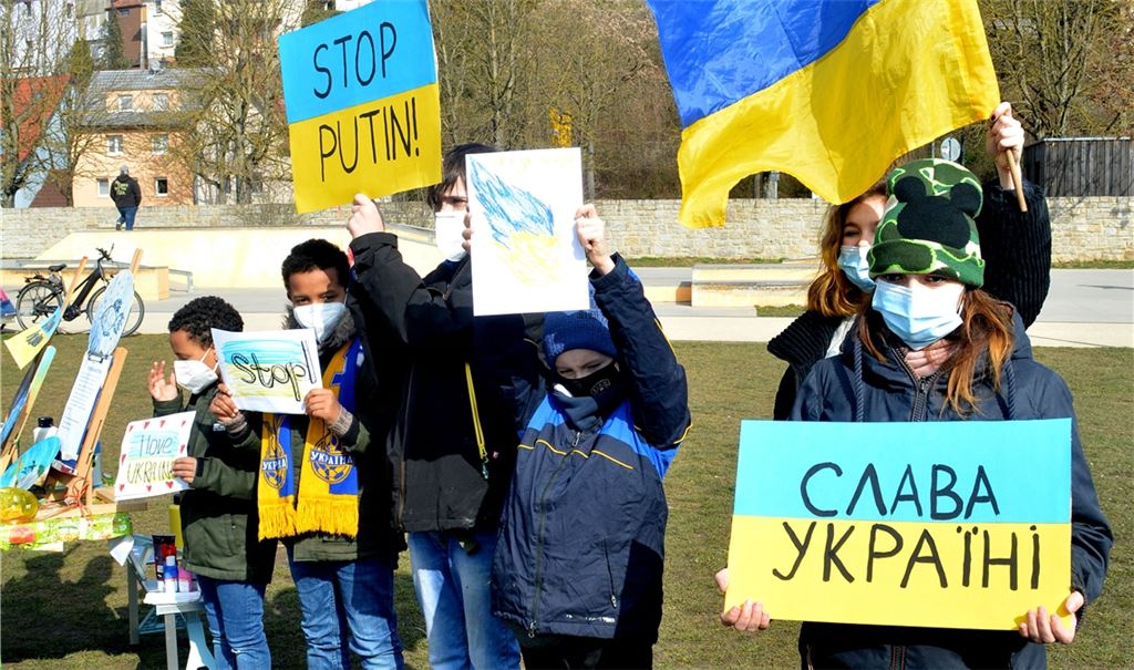 Mit einer Aktion in den Enzgärten setzt die Gruppe „FriedEnzZeit“ ein Zeichen gegen den Krieg in der Ukraine. Mit dabei sind auch geflüchtete Mütter und ihre Kinder. Foto: Stahlfeld