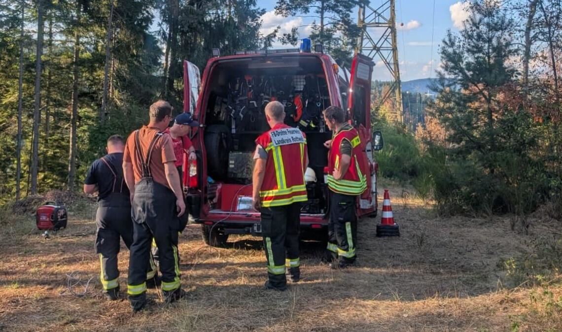 Mit einer Drohne wird nach weiteren Glutnestern im Waldbrandgebiet bei Schramberg gesucht.