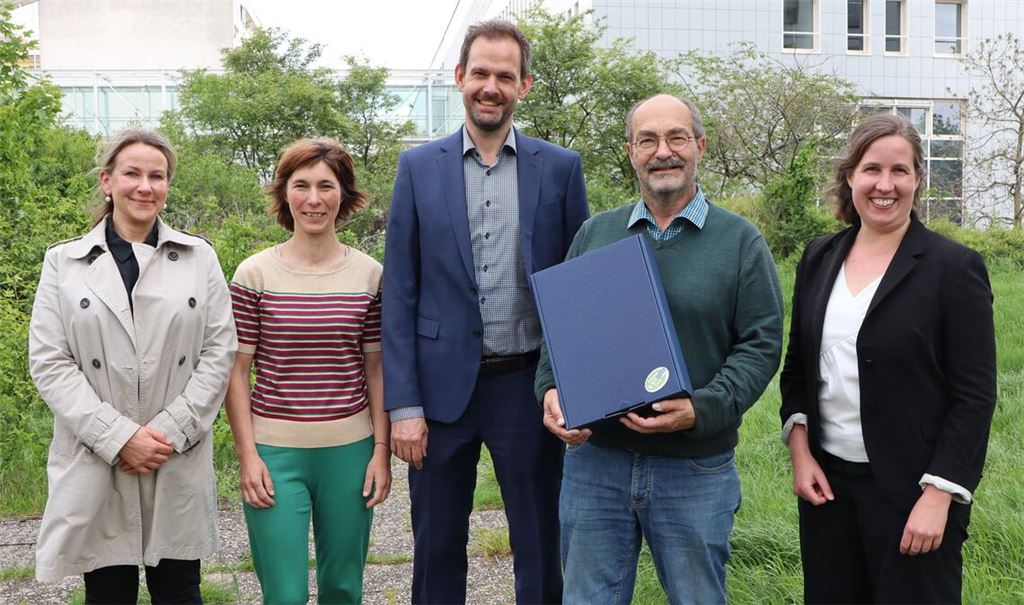 Mit einer Enzkreis-Genusskiste verabschieden Landrat Rosenau, seine Stellvertreterin Dr. Hilde Neidhardt (re.) und die Leiterin des Naturschutzamts, Rose Jelitko (li.), Thomas Köberle als Geschäftsführer des Landschaftserhaltungsverbands. Nachfolgerin ist Inga Schraud. Foto: Enzkreis/Hörstmann