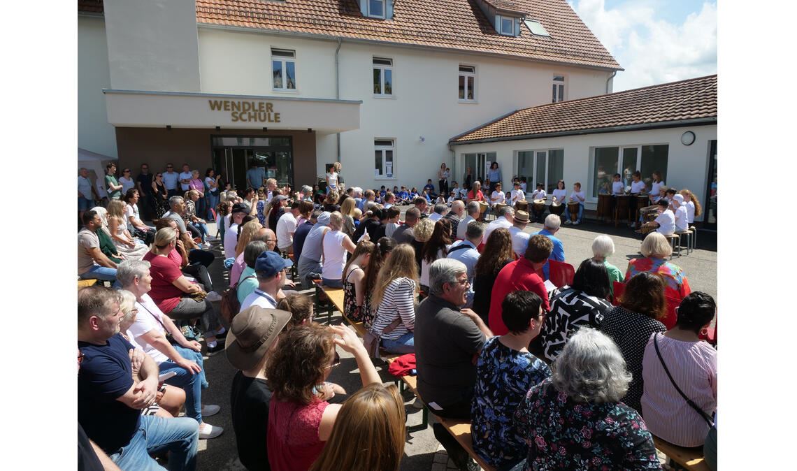 „Lomersheim kann stolz sein“ Mit einer Feier ist die rundum sanierte Wendlerschule in Lomersheim am Freitagnachmittag offiziell wiedereröffnet worden. Foto: Friedrich