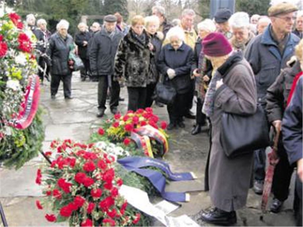 
Mit einer Gedenkstunde auf dem Hauptfriedhof gedachte die Stadt Pforzheim gestern der Opfer des Luftangriffs vom 23. Februar 1945. Foto: Ochs